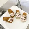 Lindos zapatos de mujer estilo Birkenstock de dibujos animados, nueva colección primavera/otoño 2026, sandalias sin cordones con lazo y diseño de pez gato, disponibles en estilos a juego para padres e hijos