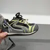 Tênis esportivo infantil clássico leve e confortável para atividades ao ar livre e corrida, com duas tiras de velcro, novo produto de outono de 2026 para meninos e meninas