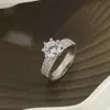 Anillo de Luz de Zirconia Incrustada en Oro Real Chapado en Cobre Transfronterizo Europeo y Americano Lujo Ligero Sensación de Alta Gama Anillo para el Dedo Joyería de Mano Versátil Fabricante Venta al por Mayor en Stock
