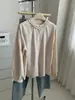 Camisa de veludo cotelê com gola redonda e detalhes em renda na cor caramelo vintage para mulheres, coleção outono/inverno 2026, estilo coreano macio, algodão puro, corte solto, perfeita para usar em camadas