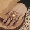Anillo Floral Exagerado Exquisito de Perla Incrustada de Diamantes con Diseño Hueco, de Alta Calidad, Elegante y Sofisticado, Moderno y Creativo