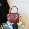 Bolsas Transfronteiriças para Mulheres 2025 Novo Outono e Inverno High-End Retro Luxo Leve Bolsas de Mão Versáteis para Trabalho e Deslocamento Bolsas Transversais