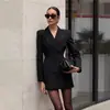 Coleção Outono/Inverno Europeia e Americana do FCB: Vestido de terno preto, acinturado, de abotoamento duplo, de manga longa, com decote em V, elegante e sofisticado, adequado para o trabalho e para o dia a dia