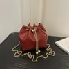 Bolsa transversal pequena versátil estilo ins para mulheres, novo design de nicho da moda 2026, bolsa de corrente estilosa, bolsa de ombro tipo balde