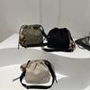 Bolso Cubo de Moda con Cinturón de Cuero y Bola de Pelo para Mujer 2024 Nuevo Verano Casual Estilo Coreano Versátil Bolso de Hombro Cruzado Simple