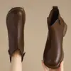 Novas botas de inverno 2026 para mulheres, sapatos planos de couro com forro de lã para aquecimento, bico fino, couro macio, sola macia, sapatos tipo "mãe" para mulheres
