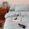 Juego de ropa de cama fresco y sencillo de cuatro piezas del fabricante, estilo ins, suave para dormir sin nada, incluye sábana bajera, funda de edredón, protector de colchón, juego de cuatro piezas para dormitorio al por mayor