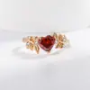 Anillo de Rama de Moda Francesa Nuevo Transfronterizo con Diamante Rojo Granada Microincrustado Anillo Trendy para Mujer con Forma de Corazón para el Dedo Índice