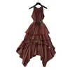 Vestido de alcinha estilo férias para mulheres, com barra amarela assimétrica, cintura marcada e design em A com detalhes de amarração, criando um visual estiloso e elegante.