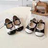 Zapatos de Cuero Versátiles para Niños Primavera y Otoño 2025 Estilo Coreano Nueva Moda para Bebés Zapatos con Letras Zapatos Planos de Velcro para Niñas