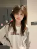 Camiseta Raglan de Manga Longa com Blocos de Cor Estilo College, Estampa de Letras e Listras Pretas e Brancas para Mulheres, Outono Inicial, Fina, Gola Redonda, Top Solto