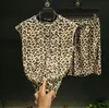 Traje de verano para hombre de alta gama popular con efecto desgastado, nuevo conjunto casual de shorts sin mangas de lujo ligero con lentejuelas y estampado de leopardo, versátil y moderno