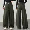 Calça xadrez verde militar de cintura alta com perna curva, um estilo jeans moderno e que rejuvenesce para a temporada de outono de 2026