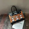 Bolsa Pequena Couro de Vaca Padrão Crocodilo Bloco de Cores Platina Sensação de Luxo Nova Moda Bolsa de Ombro Cruzada de Mão 2026