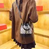 Bolsa feminina de alta qualidade transfronteiriça, novo modelo 2026, elegante bolsa de balde, bolsa de mão de luxo leve retrô fashion, bolsa de ombro e transversal