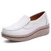 Zapatos mecedores para el otoño y la primavera 2024 para ancianos, Zapatos individuales para mamá, Zapatos de mujer de cuero con boca poco profunda, Zapatos pequeños de cuero de suela gruesa, Zapatos de tacón de cuña para mujer