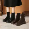 Botas de moda de tacón grueso y moderno para mujer, nuevo estilo otoño 2026, suela gruesa, que aumentan la altura, botines forrados de felpa, estilo británico, botas negras ajustadas