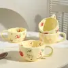 Caneca de cerâmica minimalista pintada à mão com motivos florais e creme, caneca de alto valor para uso doméstico, caneca de chá de verão, caneca criativa