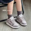 Zapatos para Niños 2025 Otoño Nuevo Modelo Estilo Coreano Moda Bloques de Color Caña Media Zapatillas Aj Zapatos Casuales para Niños y Niñas