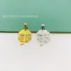 Live Source Colgante de Flor de Trébol Chapado en Oro para Mujer, Versátil, Lujo Ligero, Nicho de Moda, Flor de Amor, Colgante, Venta al por Mayor