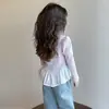 Camiseta feminina longa e estilosa estilo coreano com acabamento em renda, nova coleção outono 2026, top da moda para meninas, adequada para primavera e outono