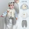 Macacão de Bebê Outono Novo Estilo Moda para Menino Fato Dividido Elegante de Três Peças Roupas de Menino Roupas Casuais para Passeio Primavera e Outono Tendência