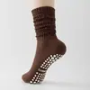 Calcetines de Yoga Calcetines de Pilates para Mujer Silicona Antideslizante Anti-rozaduras Deportes de Interior Fitness Profesional Calcetines Apilables de Media Pantorrilla para Mujer