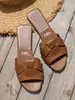 Plus size Flat Trendy Indoor e Outdoor Chinelos Femininos 2023 Novo Comércio Exterior Cruz Cor Sólida Moda Sandálias e Chinelos