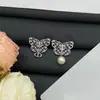 Nuevos Pendientes de Botón Dior Cd Perla Primavera Temprana 2025 con Agujas de Plata para Mujer, Pendientes de Mariposa Completamente Diamantados Versátiles Clásicos al por Mayor