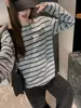 Camiseta Listrada Color Block Retrô Solta com Ombro Caído para Mulheres Emagrecedora Primavera e Outono Toque de Luxo Camada Interna ou Peça de Roupa Externa