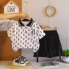 Moda de Verano 2026 Ropa de Nuevo Estilo para Niños Pequeños y Medianos de 1 a 5 Años, Conjunto de Dos Piezas de Camisa Polo de Manga Corta con Letras para Niños Guapos