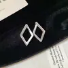 Brincos Argola Redondos Agulha de Prata Brilhantes, Estilo Minimalista, Simples e Modernos, Versáteis para o Dia a Dia, Luxo Leve, Brincos de Alta Qualidade