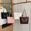 2026 Nova Bolsa Tote Tendência Simples de Grande Capacidade para Mulheres Moda Casual Bolsa de Mão de Celebridade da Internet Bolsa de Ombro Versátil para o Dia a Dia