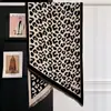 Bufanda para Mujer en Invierno Moda Europea y Americana Bufanda de Imitación Cachemir Chal Versátil Cálido Doble Cara Estampado de Leopardo Borde de Piel Bufanda con Borlas