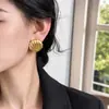 Nuevos aretes dorados con modelado de textura de concha de moda, nicho, temperamento simple, hebilla para la oreja, aretes de alta moda al por mayor