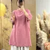 Nova roupa de verão feminina estilo chinês: camisa feminina de algodão e linho, gola alta retrô, abotoamento frontal, manga três quartos, comprimento médio