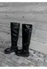 Botas femininas longas de couro bovino macio, de cano alto, com zíper bidirecional, bico redondo, sola grossa, plissadas, empilhadas, com fivela de cinto, botas de motociclista