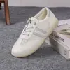 Zapatillas de Entrenamiento Alemanas Caladas para Mujer, Nuevo Estilo Verano 2026, Zapatos Blancos Perforados, Versátiles, Superficie Suave, Ligeros, Transpirables, Zapatos Planos