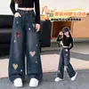 Jeans de Perna Larga com Bordado de Coração para Meninas Outono Novo Estilo Crianças Médias e Grandes Calças Longas Retas Largas Estilo Coreano Calças Estilosas