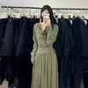Tela OriginalVestido largo de manga larga verde estilo chino nuevo para mujer, modelo nuevo de principios de otoño, sensación de alta gama, vestido largo de línea A que ciñe la cintura
