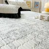Colcha de verão espessada de látex de seda gelada, saia de cama de quatro peças, lavável à máquina, ar condicionado, conjunto de três peças