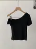 Camiseta Omalai Spicy Girl Manga Curta Gola Diagonal Ombro a Ombro 2026 Nova Coleção Primavera e Verão Cor Lisa Slim Fit Top 6192