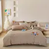 Set de cuatro piezas de Toalla de Lijado Bordada de Cachorro Marrón Rayado de Dibujos Animados Funda de Colcha de Algodón Gruesa Cálida Otoño e Invierno