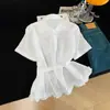 Camisa Única de Estilo Francés con Cuello Polo de Manga Corta, Nuevo Modelo Verano 2026, Dobladillo con Lazo en la Cintura y Encaje, Top de Alta Gama