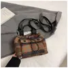 Bolsos populares transfronterizos bolso cubo 2026 otoño nuevo bolso de mano con sensación de alta gama diseño de nicho bolso de hombro individual bandolera