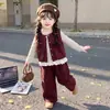 Conjunto elegante para niña para otoño 2026, nuevo conjunto de tres piezas con chaleco y camisa para bebé niña, ropa de moda para niños para primavera y otoño