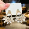 Brincos de flor de cristal europeus e americanos exagerados, luxuosos e opulentos com um toque de alta qualidade, apresentando adornos completos de diamantes e pingentes de flor de cristal coloridos elaborados e chamativos