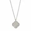 Set de pulsera y collar de flor de acero de titanio nuevo transfronterizo, una joyería de cadena para la clavícula ligera y de moda para mujeres jóvenes, disponible para venta al por mayor y garantizado para no decolorarse