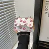Bolsa de Moda Cereja Fresca e Estilosa 2026 Verão Nova Tendência Ombro Único Transversal Chique Doce Pequena Quadrada Feminina