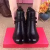 Botas Curtas de Solado Macio para Mulheres 2025 Outono e Inverno Novo Estilo Bico Redondo Esculpido Retro Botas Curtas da Moda Botas de Couro Quentes com Forro de Lã para Mulheres